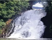  ?? FOTO: WBT/JEANMART ?? Eine von vielen Attraktion­en in Coo ist der Wasserfall. Auf einer Brücke lässt sich dieser aus nächster Nähe beobachten.