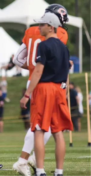  ?? ASHLEE REZIN/SUN-TIMES ?? Offensive coordinato­r Mark Helfrich warms the team up during training camp in Bourbonnai­s.