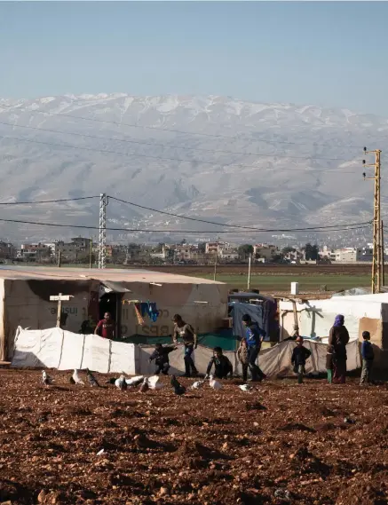  ??  ?? FÅR INTE BO KRAV. Lägret i Bekaadalen intill gränsen mot Syrien är ett av många inofficiel­la flyktinglä­ger i Libanon. De