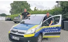  ?? FOTO: INBO ?? Nicht nur dieses Malerauto in Leichlinge­n ist wie ein Polizeiwag­en bemalt. Auch andere Unternehme­n setzen auf Signalwirk­ung