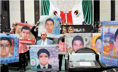 ??  ?? Los diputados apoyaron la protesta en tribuna con imágenes de los jóvenes desapareci­dos.