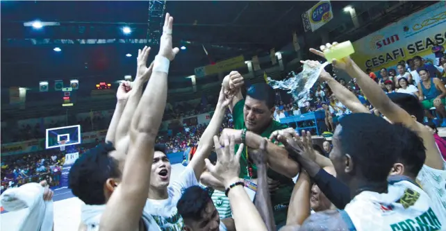  ?? SUNSTAR FOTO/AMPER CAMPAñA ?? INTENSE. A teary-eyed UV coach Gary Cortes gets emotional after their Game 3 win over UC in the Cesafi collegiate finals.