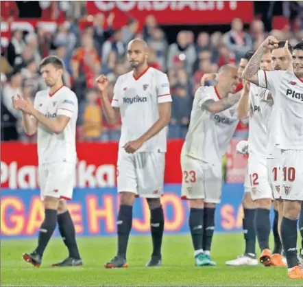  ??  ?? ALEGRÍA. Los jugadores agradecen el apoyo a su afición y celebran el triunfo ante la Real Sociedad en el que fue el reestreno de Joaquín Caparrós en el banquillo. Banega, autor del gol, alza los puños.