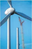  ?? FOTO: JOCHEN TACK/IMAGO IMAGES ?? Windkrafta­nlage in Bau: Der Strombedar­f in Deutschlan­d wird weiter wachsen.