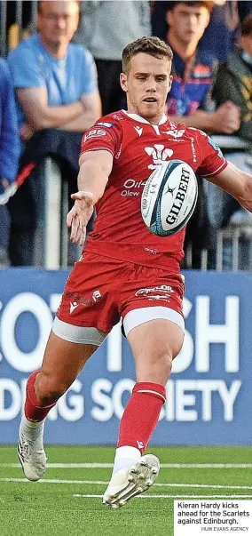  ?? HUW EVANS AGENCY ?? Kieran Hardy kicks ahead for the Scarlets against Edinburgh.