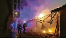  ?? Foto: Berufsfeue­rwehr Augsburg ?? Mehrere Stände des Christkind­lesmarktes sind bei einem Feuer auf dem Augsburger Rathauspla­tz zerstört worden.