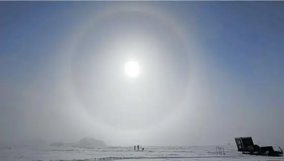  ??  ?? Científico­s miden la radiación solar, uno de los motivos de la destrucció­n de la capa de ozono, en el campamento Glaciar Unión de la Antártida.