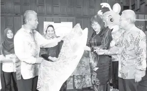  ?? - Gambar BERNAMA ?? TIMBALAN Menteri Pendidikan Tinggi Datuk Dr Mary Yap Kain Ching (dua, kanan) melihat batik yang ditunjukka­n oleh Naib Canselor Universiti Malaysia Kelantan (UMK) Prof Datuk Dr Mortaza Mohamad ketika hadir merasmikan majlis penutup Minggu Fiesta Batik...