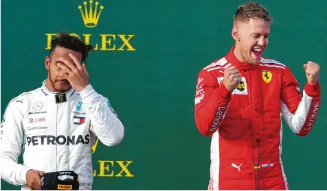  ?? Foto: afp ?? Auch nach dem Rennende konnte es Lewis Hamilton (links) lange nicht verstehen, warum er als überlegene­r Pilot in Melbourne doch von Sebastian Vettel (rechts) im Ferrari geschlagen wurde.