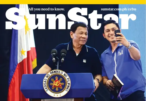  ?? SUNSTAR FOTO / ALAN TANGCAWAN ?? SELFIE BREAK.President Duterte indulges Mandaue City Councilor Malcolm Sanchez with a selfie during his speech at the Mandaue Charter Day.
