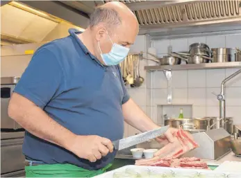  ?? FOTO: ANKE KUMBIER ?? Josef Ellgass zerteilt Short Ribs, die Querrippe vom Rind. Früher sei das Fleisch häufg in Landjägern oder Suppen gelandet, heute gart der Gastronom die Rippen über zwei Tage und macht daraus einen Braten.