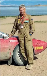  ?? ?? Giorgio Schön, fotografat­o in Mongolia sul lago Tolbo Nuur, durante la Pechino Parigi del 2019. L’auto utilizzata per l’impresa è stata una Ferrari 308 GT4 degli anni Settanta