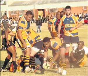  ?? Picture: MAXWELL LEVINE ?? MOVE IT ON: Skangele Mateza of Police sets himself up to pass the ball from a loose scrum in the match against Breakers