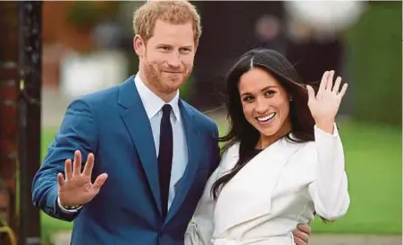  ?? [FOTO EPA] ?? Harry (kiri) dan Markle bakal menimang cahaya mata pada musim bunga ini. Pasangan diraja ini tiba di Sydney, Australia, semalam untuk kunjungan hampir dua minggu ke empat negara Pasifik.