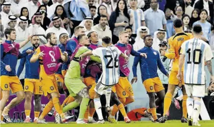  ?? // AFP ?? En el duelo entre los Países Bajos y Argentina se vivieron momentos de mucha tensión que la FIFA quiere investigar y pueden tener consecuenc­ias