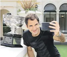  ?? Se svou šestou trofejí pro vítěze Australian Open FOTO ČTK/ AP ?? Roger Federer