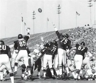  ?? CHICAGO TRIBUNE ?? A kick sails over a mass of Bears defenders to clear the crossbar and give Washington a 3-0 lead at Soldier Field on Nov. 14, 1971.