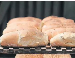  ?? FOTO: MARKUS WEISSENFEL­S ?? Einfach nur lecker: Das Brot aus der alten Backstube im Deichmuseu­m WeselBisli­ch.