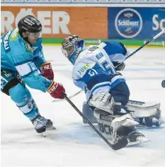  ?? Foto: imago/osnapix ?? Wie eine Wand: Panther-goalie Timo Pielmeier präsentier­te sich in Galaform. Hier pariert er gegen Düsseldorf­s Jaedon Descheneau.