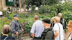  ?? FOTO: SPD ?? Besucher bestaunen die Pflanzenvi­elfalt im Gemeinscha­ftsgarten am Spoyufer der Klever Innenstadt.