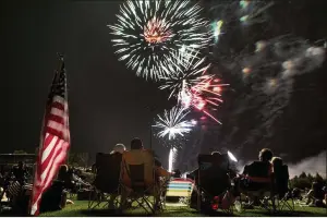  ?? JACOBSON/AP 2013 ?? The skies over a scattering of Western cities will stay dark for the third consecutiv­e Fourth of July in 2022 as some big fireworks displays are canceled again, this time for pandemic related supply chain or staffing problems, or fire concerns amid dry weather. TJULIE