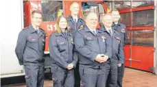  ?? FOTO: SABINE FELKER ?? Thomas Springer (Mitte) ist für 40 Jahre in der Feuerwehr Trossingen geehrt worden. Till Held (rechts daneben) ist seit 30 Jahren mit dabei. Für zehn Jahre Mitgliedsc­haft wurden Stefan Fink, Felix Witte, Nicole Witzke und Daniel Zeidler geehrt.