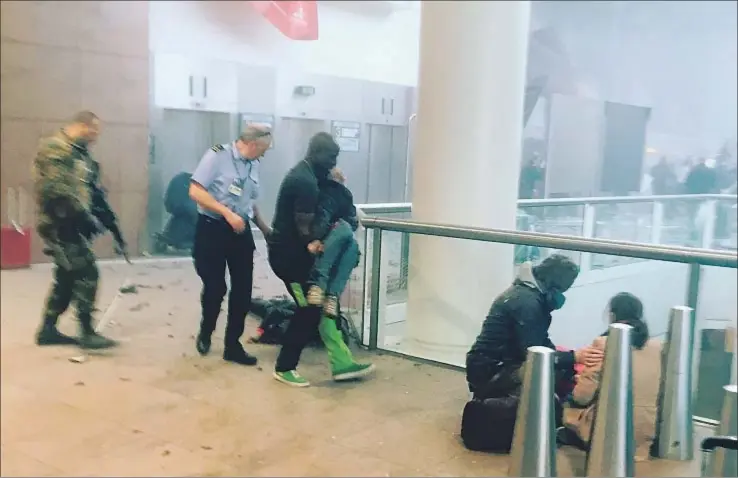  ?? KETEVAN KARDAVA / AP ?? Escenas de terror en el aeropuerto de Zaventem después de las dos explosione­s en la terminal de salidas, poco antes de las ocho de la mañana