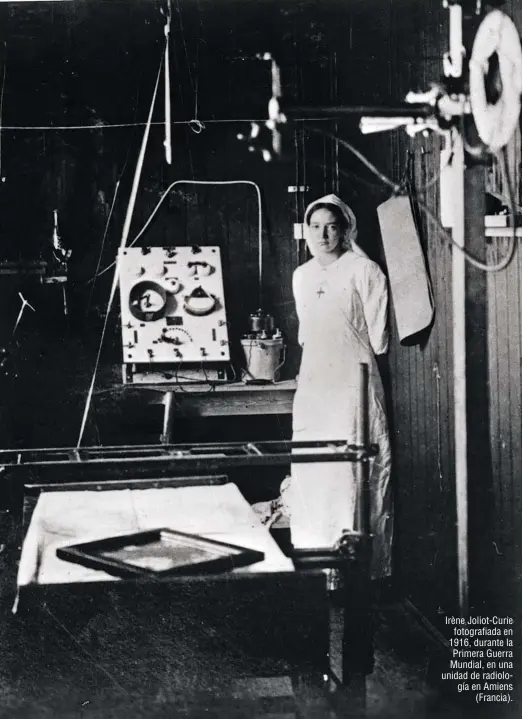  ??  ?? Irène Joliot-Curie fotografia­da en 1916, durante la Primera Guerra Mundial, en una unidad de radiología en Amiens (Francia).