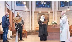  ?? FOTO: THOMAS HELLBACH ?? Ayten Keser vom RDUB distanzier­t sich im Gottesdien­st zu Allerheili­gen in der Abteikirch­e von den Anschlägen in Frankreich.