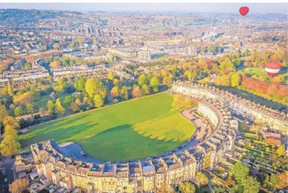  ?? FOTO: GETTY IMAGES/ALEXEY FEDOREN ?? Obwohl „Bridgerton“viel in London spielt, fand ein Großteil der Dreharbeit­en in Bath statt.