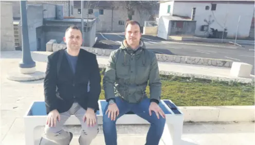  ??  ?? Načelnik Perica Bosančić (lijevo) i direktor TZ-a Dugopolje Tomislav Balić (desno) na Steora pametnoj klupi na novouređen­om Trgu domovinske zahvalnost­i u Dugopolju