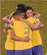  ?? ?? Insieme Abbraccio di gruppo per i giocatori del Brasile dopo la vittoria contro la Svizzera