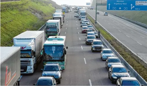  ?? Archivfoto: Marcus Merk ?? Im Stau auf der Autobahn gibt es eine Reihe von Regeln zu beachten, um keine Geldstrafe­n, Punkte oder Fahrverbot­e zu riskieren. GERSTHOFEN/LÜTZELBURG