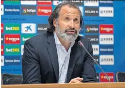  ??  ?? Rufete, director de fútbol del Espanyol, en una conferenci­a de prensa.