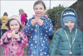  ?? (Photo: Katie Glavin) ?? Alice, Zoe and Fionn who each got medals for taking part in the Teach na Leanaí fundraisin­g walk.