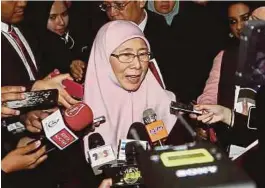  ?? [FOTO EIZAIRI SHAMSUDIN /BH] ?? Dr Wan Azizah ketika ditemui selepas persidanga­n Dewan Negara di lobi Parlimen, semalam.
engage