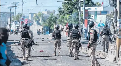  ?? AFP ?? La policía controló la protesta de decenas de personas que exigían ayer la salida del presidente, que cuenta con el apoyo de Estados Unidos.