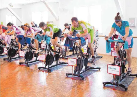  ?? FOTO: ARCHIV/LANG ?? Bei einem Indoor Cycling Marathon – wie hier in Leutkirch – sitzen die Sportler bis zu sechs Stunden auf den Rädern.