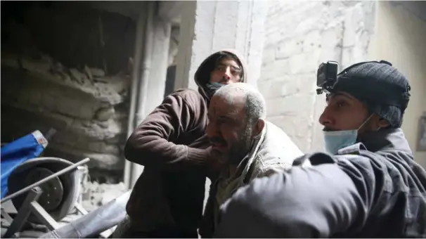  ?? FOTO: NTB SCANPIX ?? Både leger og andre redningsma­nnskaper jobber under ekstreme forhold i Øst-ghouta i Syria.