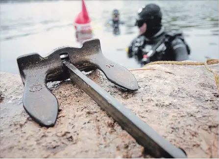  ?? JASON BAIN/EXAMINER ?? Scuba divers Quinton Smith and Jinna Best volunteere­d to help recover a missing anchor in the Otonabee River near Bensfort Bridge on Tuesday.