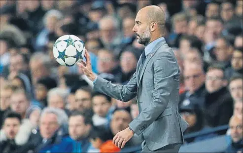  ?? DARREN STAPLES / REUTERS ?? Josep Guardiola, durante el partido del martes en el Etihad Stadium