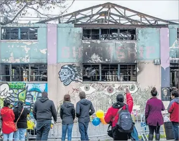  ?? Santiago Mejia San Francisco Chronicle ?? THE GHOST SHIP fire in Oakland, which claimed 36 lives, has led to stronger safety enforcemen­t at clubs.