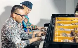  ??  ?? Virtuosen der Tradition zu Gast: US-Trompeter Terence Blanchard (li.) trifft das junge E-Collective, und die Pianisten Chucho Valdés und Gonzalo Rubalcaba entführen in afrokubani­sche Klangwelte­n.