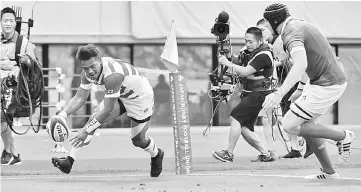  ??  ?? Japan’s centre Kotaro Matsushima (left) scores a tray past Ireland’s lock Kieran Treadwell (right) during their rugby union test match in Tokyo in this June 24 file photo. — AFP photo