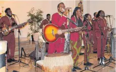  ?? FOTO: ANDREA HAUSSMANN ?? Verbreitet­e viel afrikanisc­he Lebensfreu­de und den Glauben an Gott: die Family Africa Band.