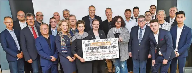  ??  ?? Das Team bei der Pressekonf­erenz zum Start der Saarbrücke­r Herausford­erung im Oktober 2017 im Hauptgebäu­de der Sparkasse Saarbrücke­n am Neumarkt.