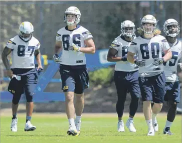  ?? K.C. Alfred San Diego Union-Tribune ?? HUNTER HENRY (86) had a solid rookie season with Chargers, catching 36 passes, eight for touchdowns.