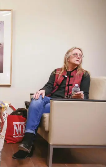  ?? ANDREW FRANCIS WALLACE PHOTOS/TORONTO STAR ?? Brenda MacPherson, right, with social worker Celia Schwartz. MacPherson suffers from multiple health problems and has struggled to make ends meet since losing her job several years ago.