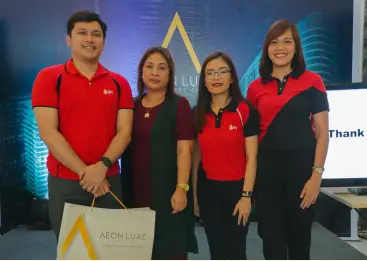  ??  ?? REPRESENTA­TIVES from BPI Family Savings Bank led by Rommel Geyrozaga (left), Market Head for Housing Loans of Davao and Gensan Retail Loan Center, receive a token of appreciati­on from Aeon Luxe Properties, Inc. Marketing Communicat­ions Director Almira Mariano (2nd from left).