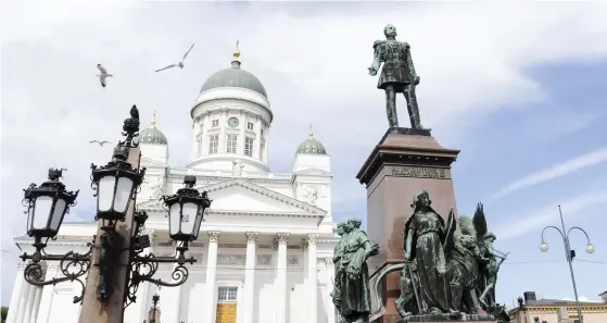  ?? FOTO: SIMONE ÅBACKA ?? ■ Ryske tsar Alexander II är en av Helsingfor­s fjorton statyer som talar svenska.